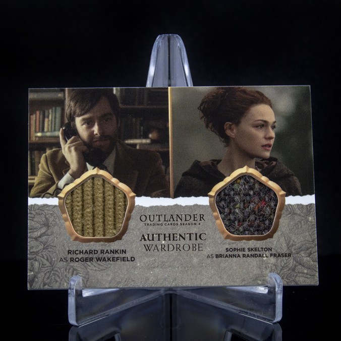 DM12 - Richard Rankin as Roger Wakefield and Sophie Skelton as Brianna Randall Fraser