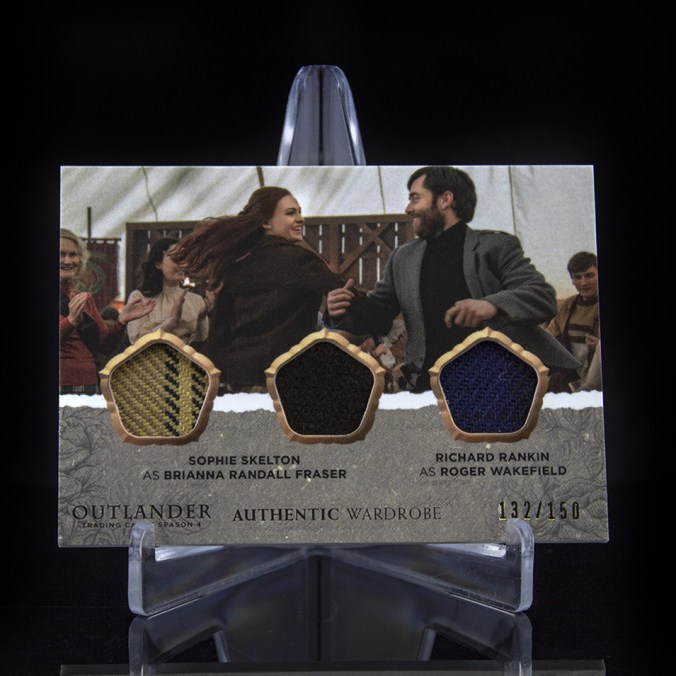 TM03 - Sophie Skelton as Brianna Randall Fraser and Richard Rankin as Roger Wakefield